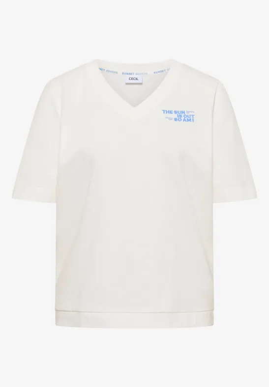 Weißes kastiges T-Shirt mit V-Ausschnitt und kleinem hellblauen Print auf der Brust.