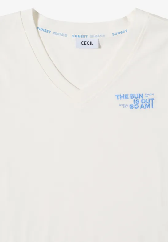 Weißes V-Ausschnitt-Shirt mit blauem Schriftzug 'THE SUN IS OUT SO AM I' und 'CECIL'-Label.