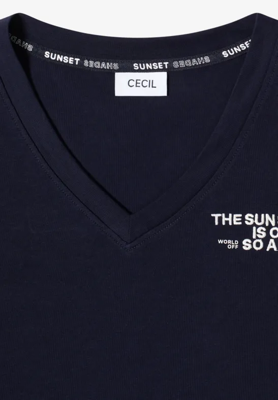 Dunkelblaues V-Ausschnitt-Shirt mit weißem Schriftzug 'THE SUN IS…' und Markenlabel "Cecil".