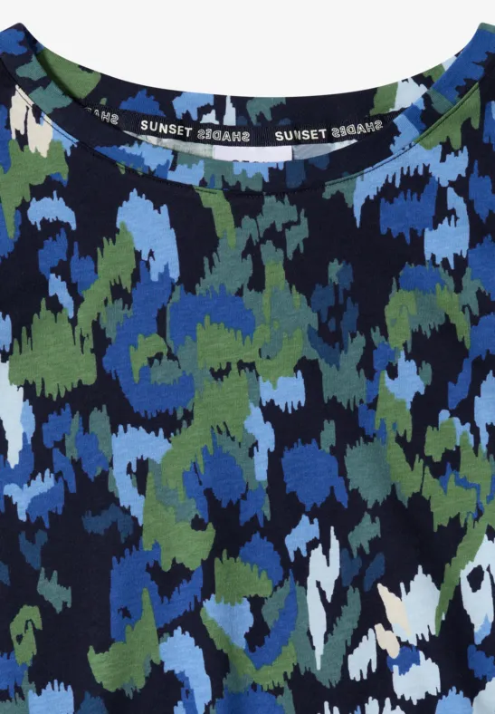 Débardeur sans manches motif camouflage bleu et vert à encolure ronde.