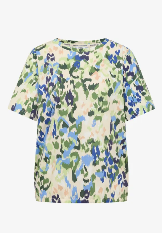 Locker geschnittenes T-Shirt mit kurzem Ärmel und abstraktem Camouflage-Muster in Blau, Grün und Beige.