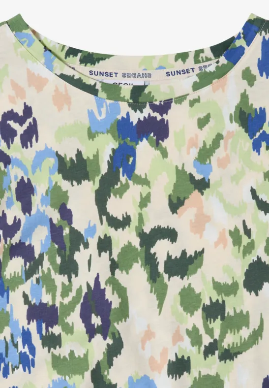 Ärmelloses Top mit abstraktem Camouflage-Muster in Blau, Grün und Beige auf weißem Hintergrund.