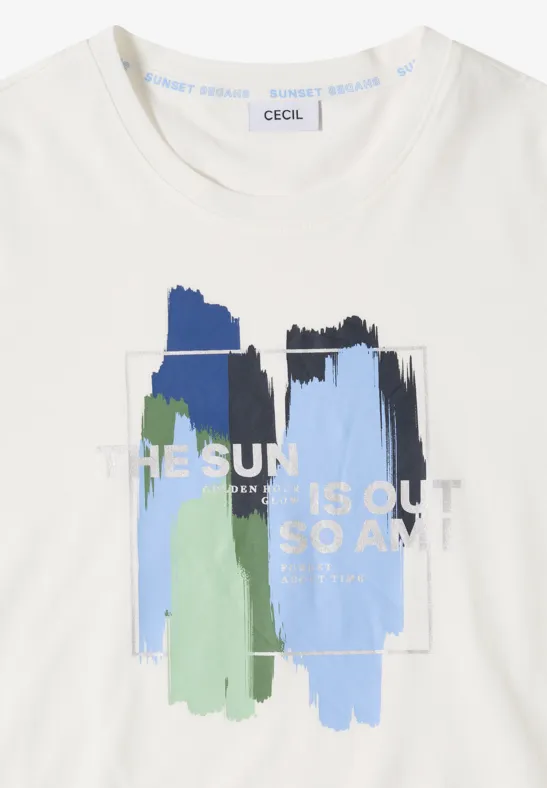 Wit T-shirt met gekleurde penseelstreken en tekst 'THE SUN IS OUT SO AM I' op de voorkant.