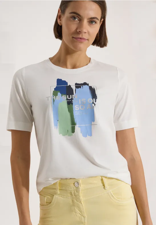 Wit dames-T-shirt met abstracte verfstrepen in groen- en blauwtinten.