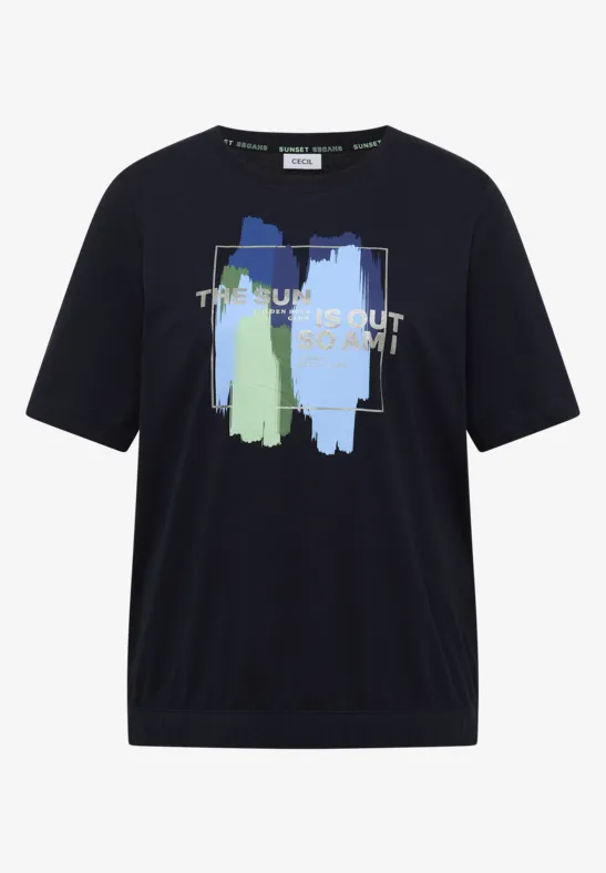 Schwarzes T-Shirt mit drei abstrakten, pastellfarbenen Formen und dezentem Schriftzug.