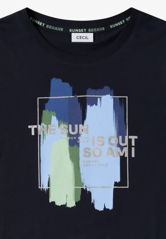 Schwarzes T-Shirt mit abstrakten Farbstrichen in Grün und Blau sowie goldener Schrift 'THE SUN IS OUT SO AM I'.