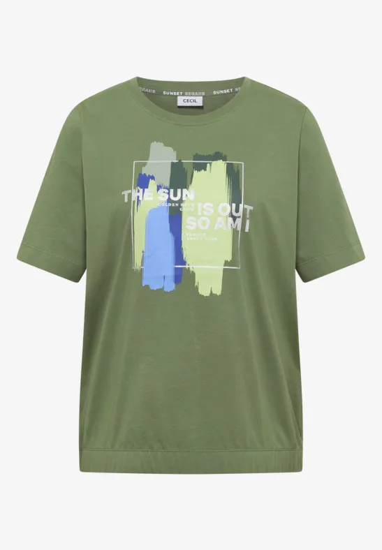 Grünes T-Shirt mit kurzen Ärmeln, abstrakten Pinselstrichen in Blau, Weiß und Grün und Text 'THE SUN IS OUT GO AW!'