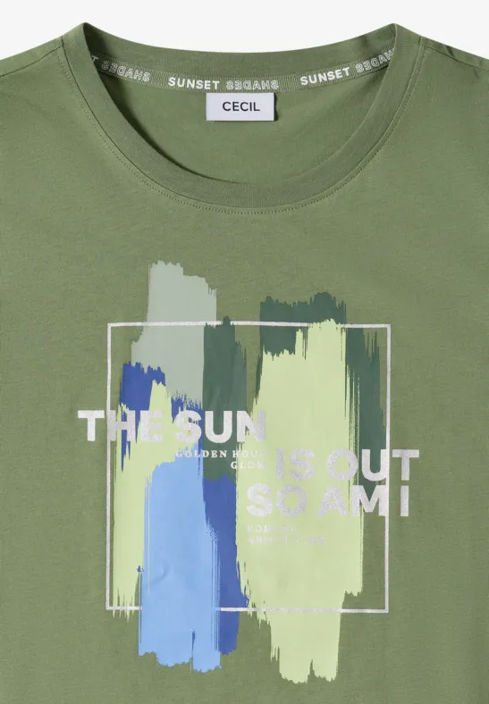 Olivegrünes T-Shirt mit Farbklecksen in Beige, Dunkelgrün, Hellgrün und Blau, Textaufdruck 'THE SUN IS OUT SO AM I'.