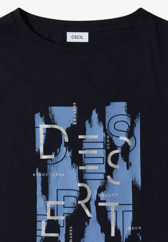 Dunkelblaues T-Shirt mit abstraktem hellblauem und weißem Pinselstrich-Print und 'Cecil'-Markenlabel.