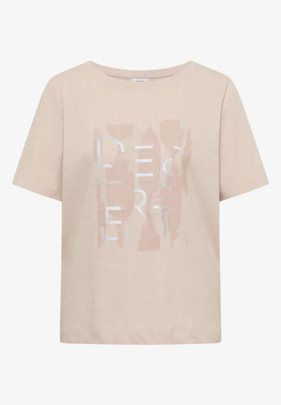 Beiges T-Shirt mit kurzen Ärmeln und hellem DESERT-Schriftzug auf der Vorderseite.