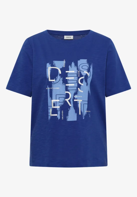 Kobaltblaues T-Shirt mit weißem, verzerrtem Schriftzug in vertikaler Anordnung.