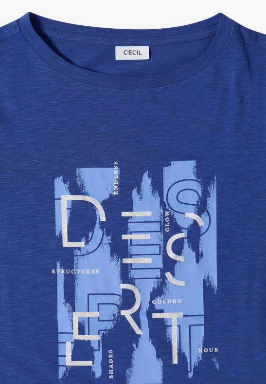 Blaue T-Shirt mit abstraktem, mehrfarbigem Lettering-Print und COOL-Label am Kragen.