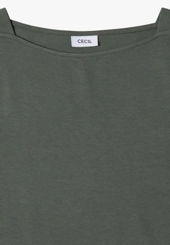 Dunkelgrünes T-Shirt mit weitem U-Boot-Ausschnitt und sichtbarem CECIL-Label.