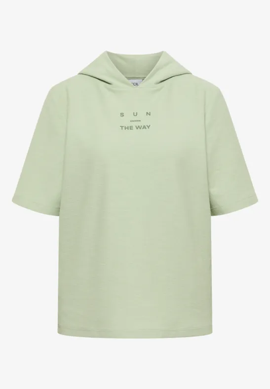 Lichtgroen kort T-shirt met capuchon en minimalistische tekst op de borst.