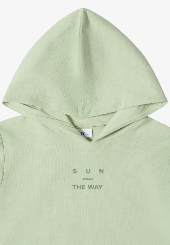Lichtgroene capuchontrui met opdruk 'SUN THE WAY'.