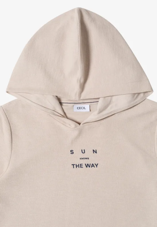 Hellbeiger Kapuzenpullover mit minimalistischem schwarzen Schriftzug 'SUN THE WAY' vorne.