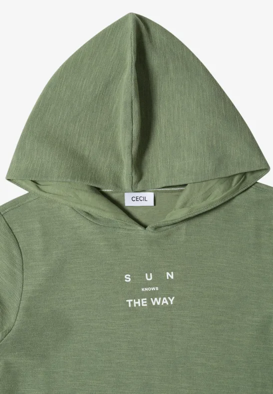Olivgrüner Kapuzenpullover mit weißem Schriftzug 'SUN' und 'THE WAY'.