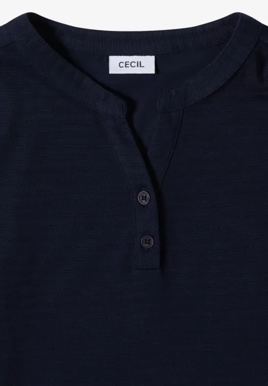 Donkerblauw shirt met lange mouwen, ronde hals, knoopsluiting en label 'CECIL'.