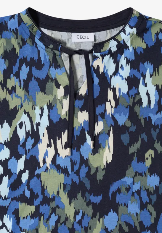 Bluse mit blau-grünem Camouflage-Muster und kleinem Ausschnitt mit Schlitz