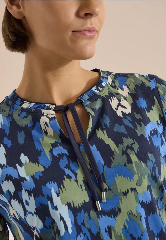 Bluse mit abstraktem Muster in Blau, Grün und Weiß, Schlitzkragen mit Bindebändern