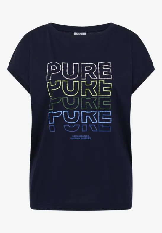 Dunkelblaues T-Shirt mit buntem 'PURE'-Schriftzug in wiederholtem Design.