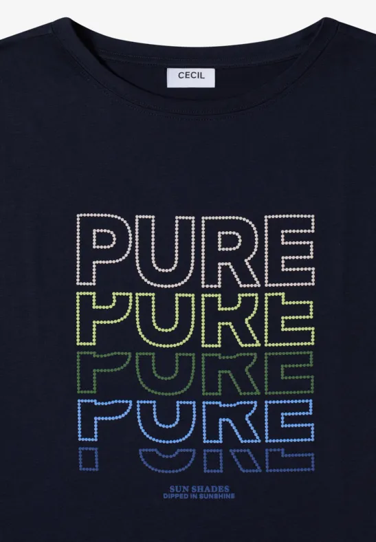 Dunkelblaues Shirt mit viermal 'PURE' in Weiß, Grün und Blau.