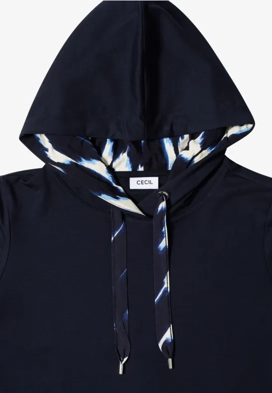 Dunkelblauer Hoodie mit gemusterten Kordeln und kontrastreich gefütterter Kapuze.