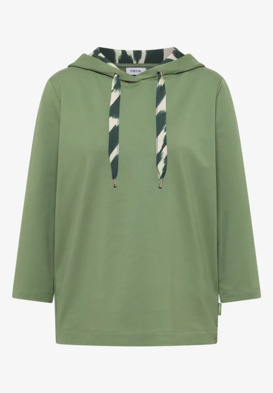 Grün geschnittener Kapuzenpullover mit kontrastfarbigen, gestreiften Kordeln.