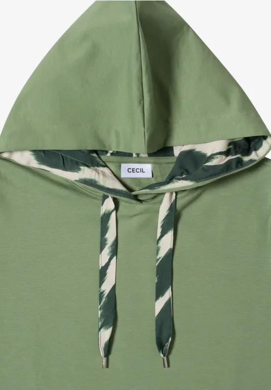 Grüner Hoodie mit camouflage-gefütterter Kapuze und CECIL-Logo im Nackenbereich.