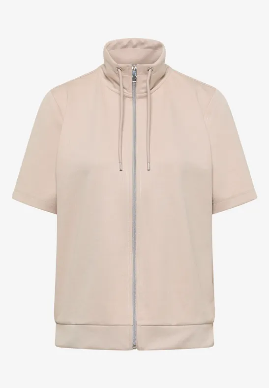 Beige Kurzarm-Jacke mit Reißverschluss und Stehkragen.