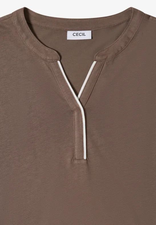 Braunes Damen-Shirt von CECIL mit V-Ausschnitt und weißem Zierstreifen am Halsausschnitt.