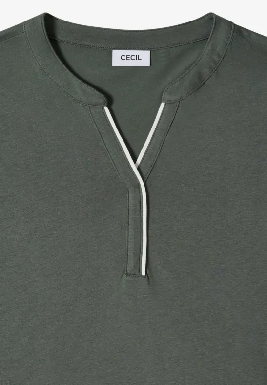 Grünes Damen-Shirt mit V-Ausschnitt und weißem Paspel-Detail, Label 'CECIL'.