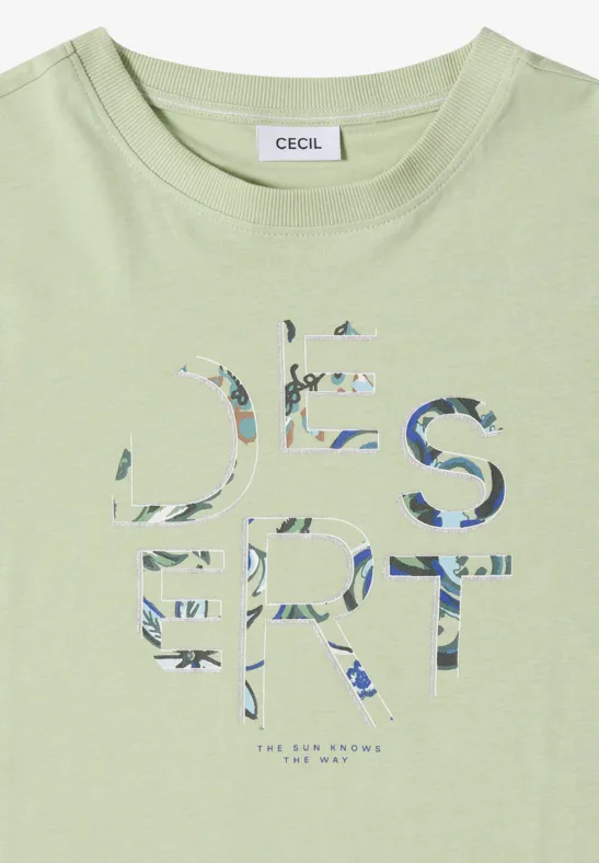Hellgrünes T-Shirt mit floralem 'DESERT'-Schriftzug und CECIL-Label am Kragen.