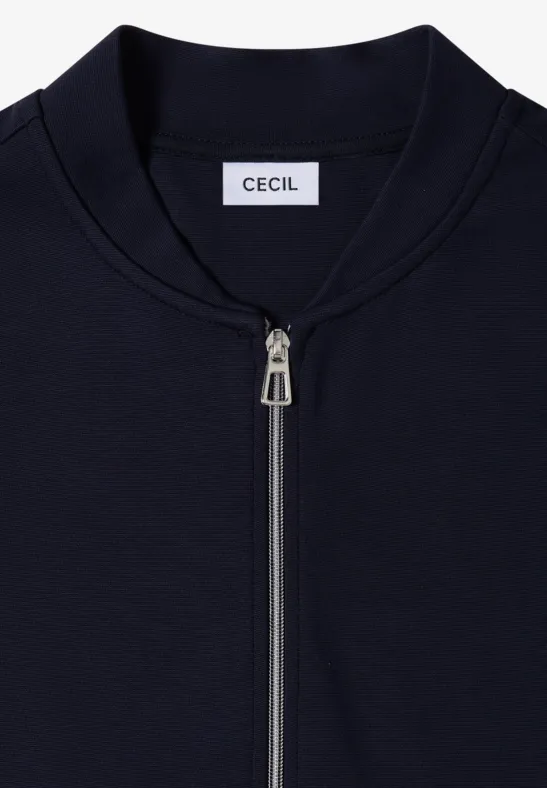 Veste bleu marine à fermeture éclair avec étiquette CECIL sur le col.