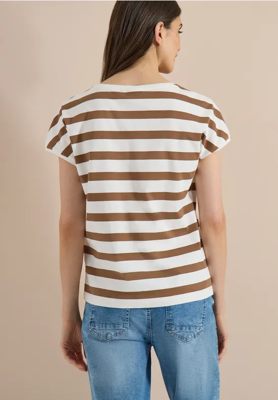 Vue de dos d'une personne portant un t-shirt rayé brun et blanc et un jean bleu devant un fond beige.