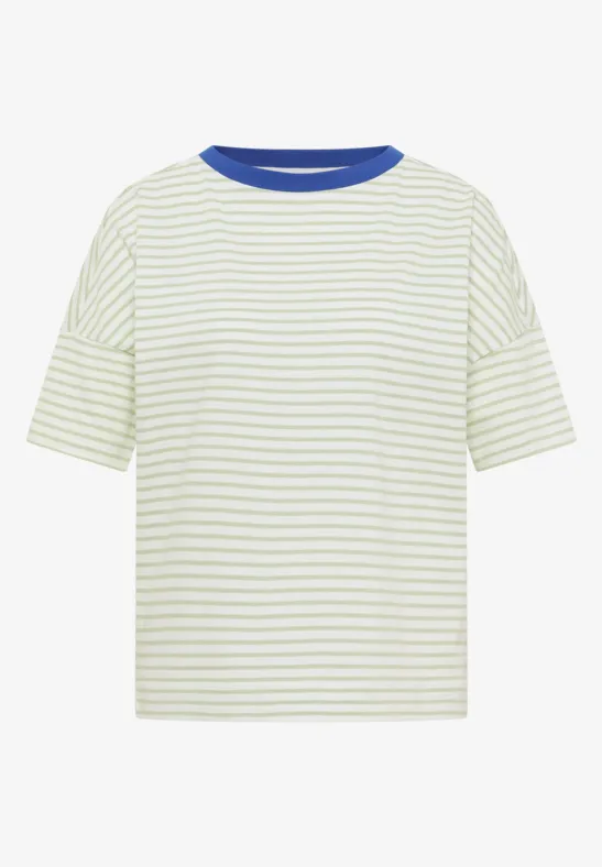 Weißes T-Shirt mit hellgrünen Querstreifen und blauem Kragen