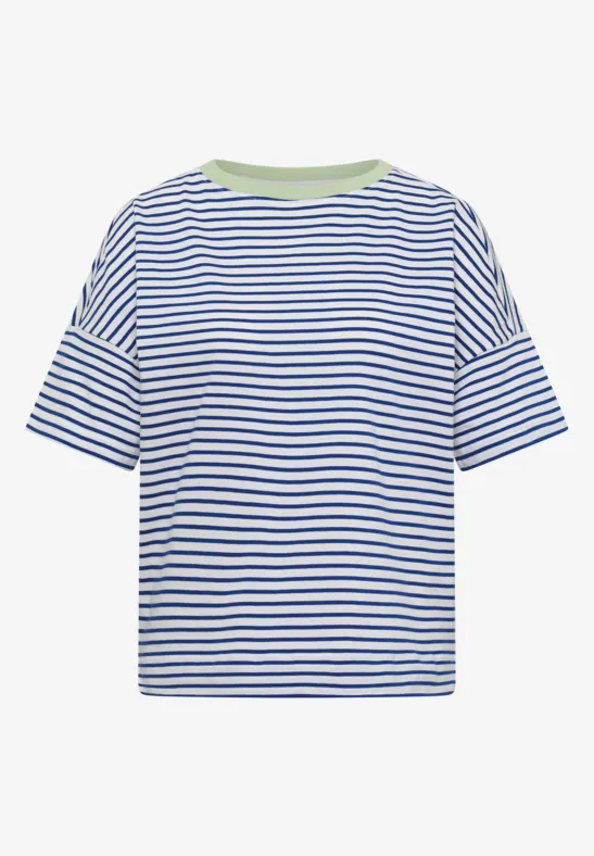 Ein kurzärmeliges T-Shirt mit weißen und blauen Streifen und einem hellgrünen Rundhalsausschnitt.