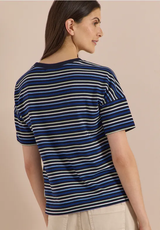 Een vrouw draagt een blauw-wit gestreept T-shirt, gezien van achteren.