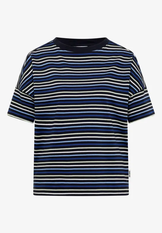 Een kort shirt met horizontale strepen in blauw, zwart, wit en groen.