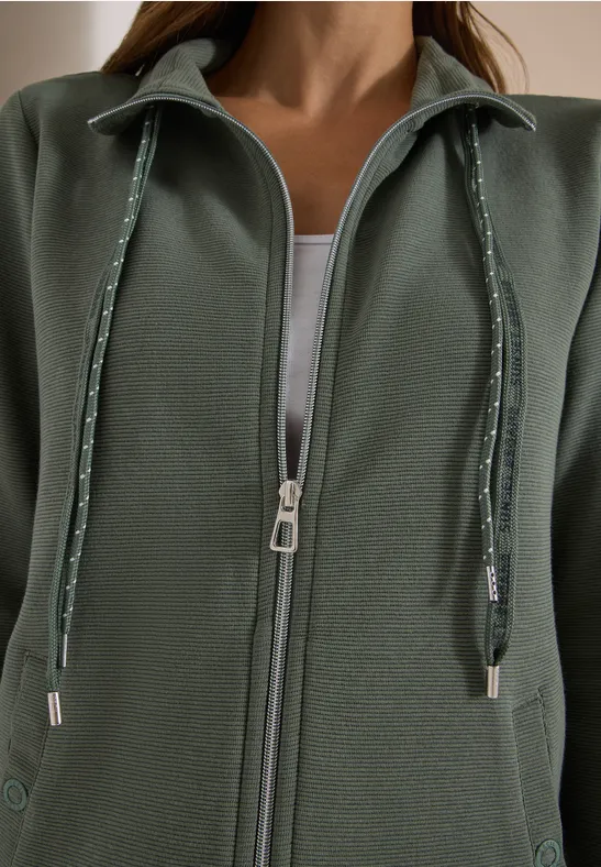 Groengrijs fleecevest met rits en trekkoorden, warm en casual.