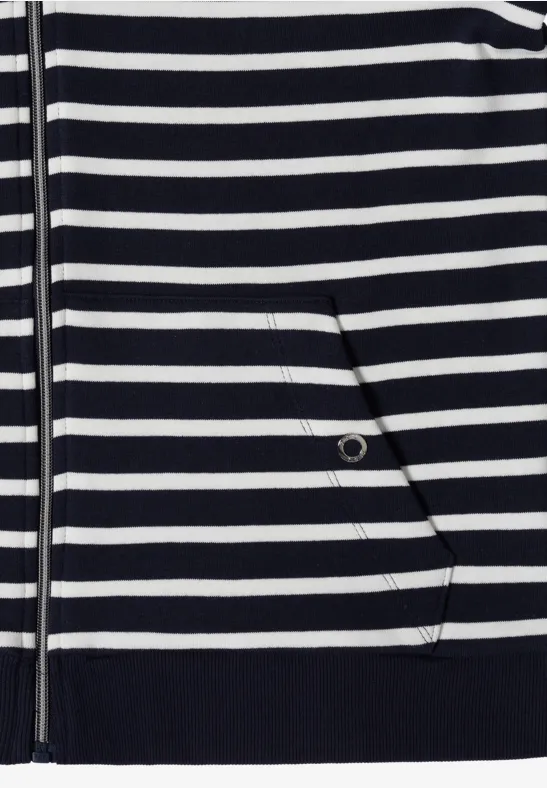 Close-up van een marineblauw-wit gestreepte trui met rits en schuine zak met drukknoop.