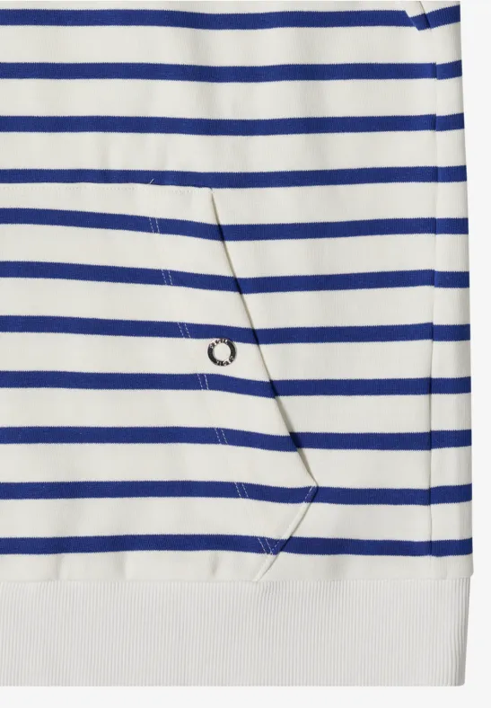 Wit shirt met blauwe horizontale strepen en een zakje met een klein metalen ringetje.