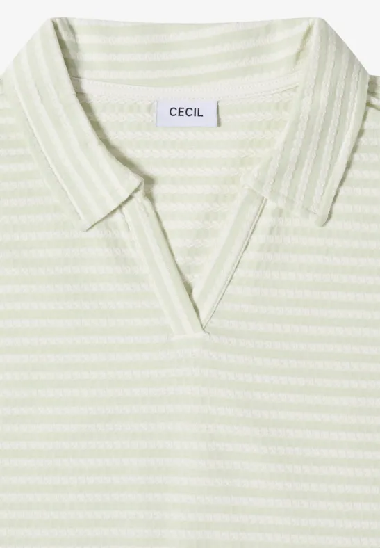 Polo vert clair à rayures blanches, col V et étiquette 'CECIL'.
