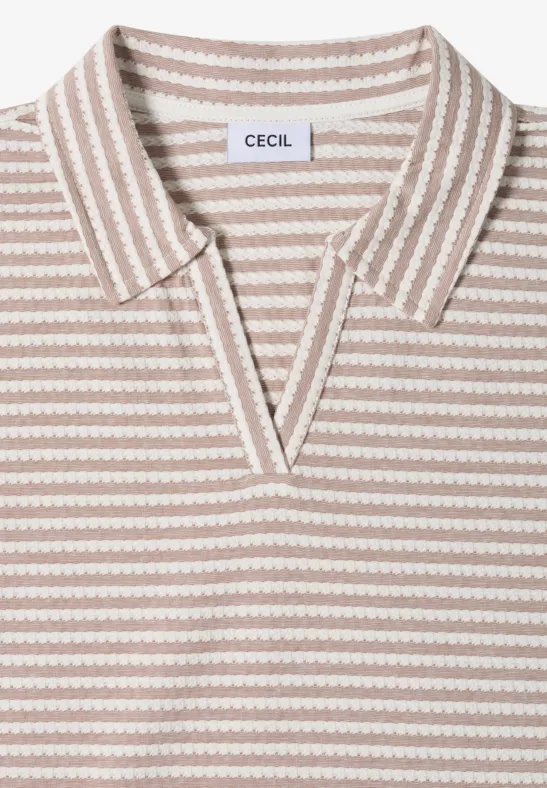Beige-wit gestreept tricotshirt met polokraag en V-hals.