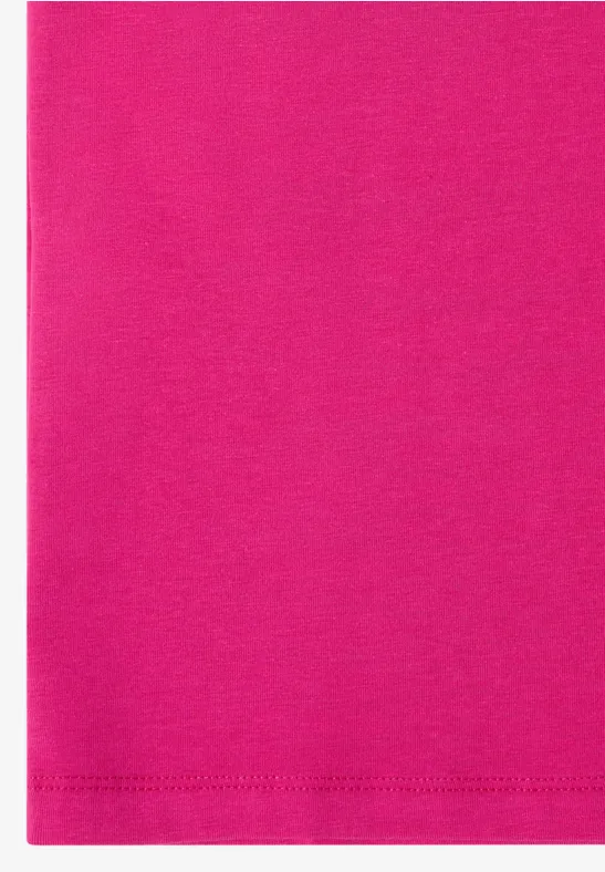 Nahaufnahme eines pinkfarbenen Stoffes mit sichtbarer Saumnaht