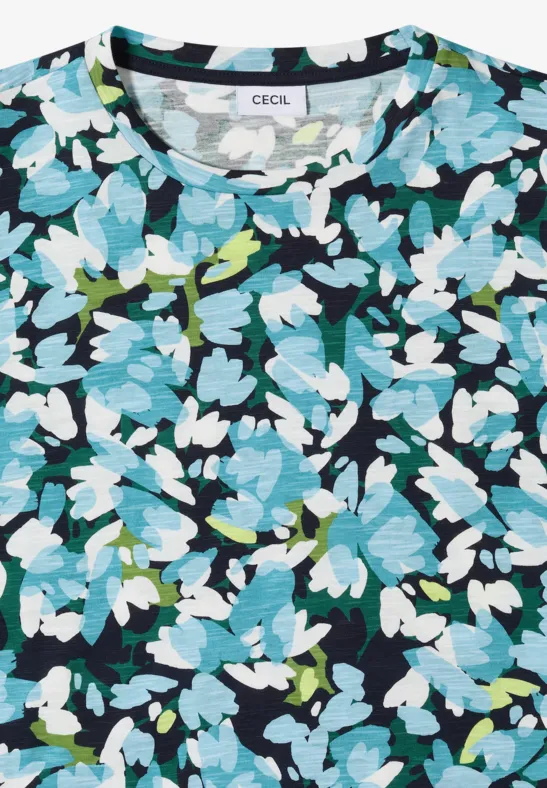 Gefaltetes Damen-T-Shirt mit blau-weiß-grünem Blumenmuster auf dunklem Hintergrund und Label 'CECIL'.