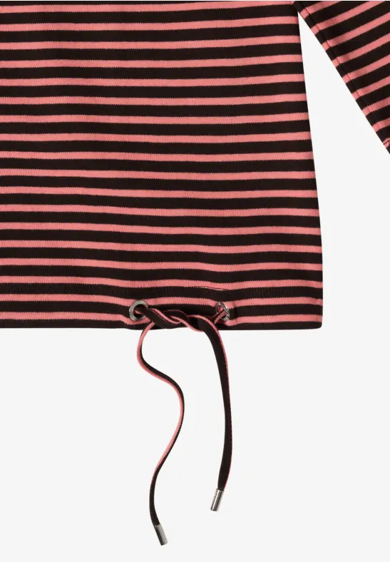 Haut rayé noir et rouge avec cordon de serrage à la taille, lien bicolore noir et rouge.