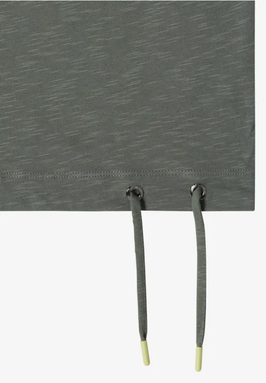 Tissu gris foncé avec deux œillets et cordons assortis à embouts métalliques.