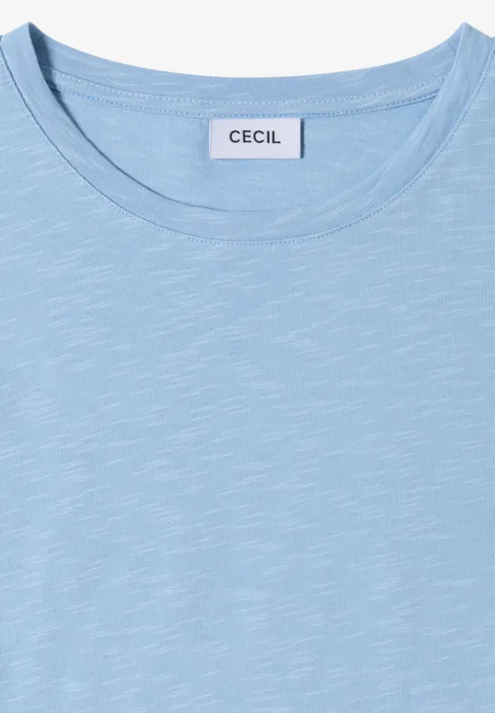 T-shirt bleu clair à col rond avec étiquette CECIL à l'intérieur.