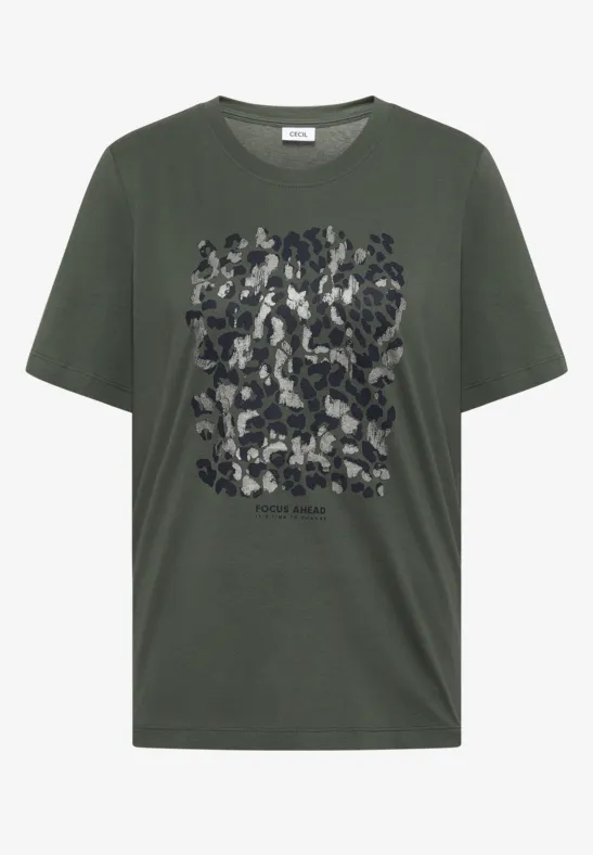 Dunkelgrünes T-Shirt mit abstraktem Camouflage-Muster in Schwarz- und Grautönen.